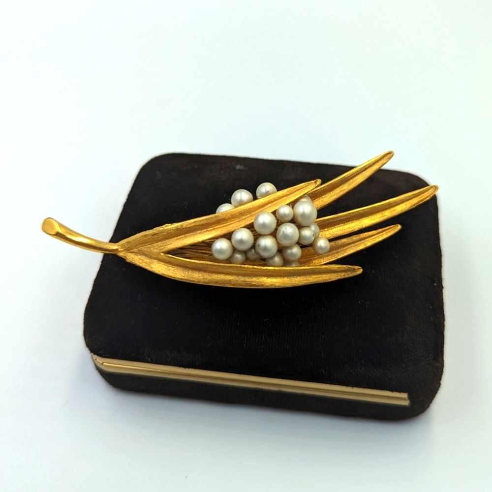 Beautiful Vintage Brushed Gold Tone Faux Pearl Branch Style Unsigned Brooch